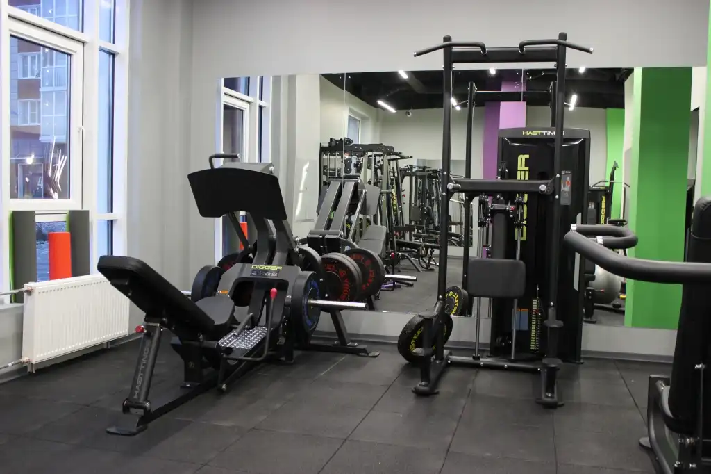 Зона блочных тренажеров и свободных весов