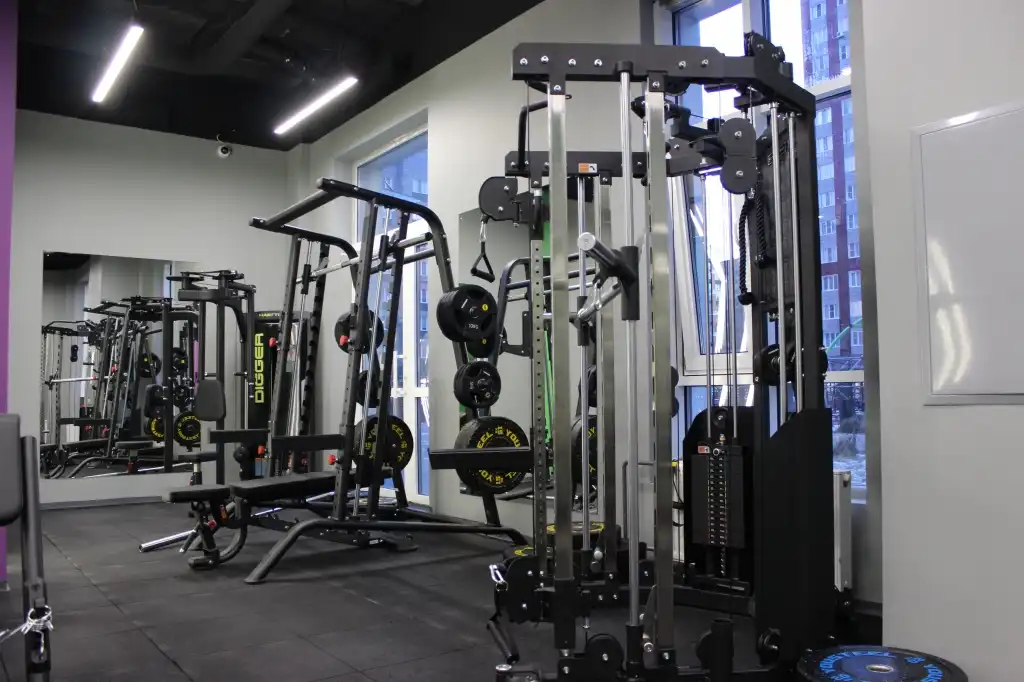 Зона блочных тренажеров и свободных весов