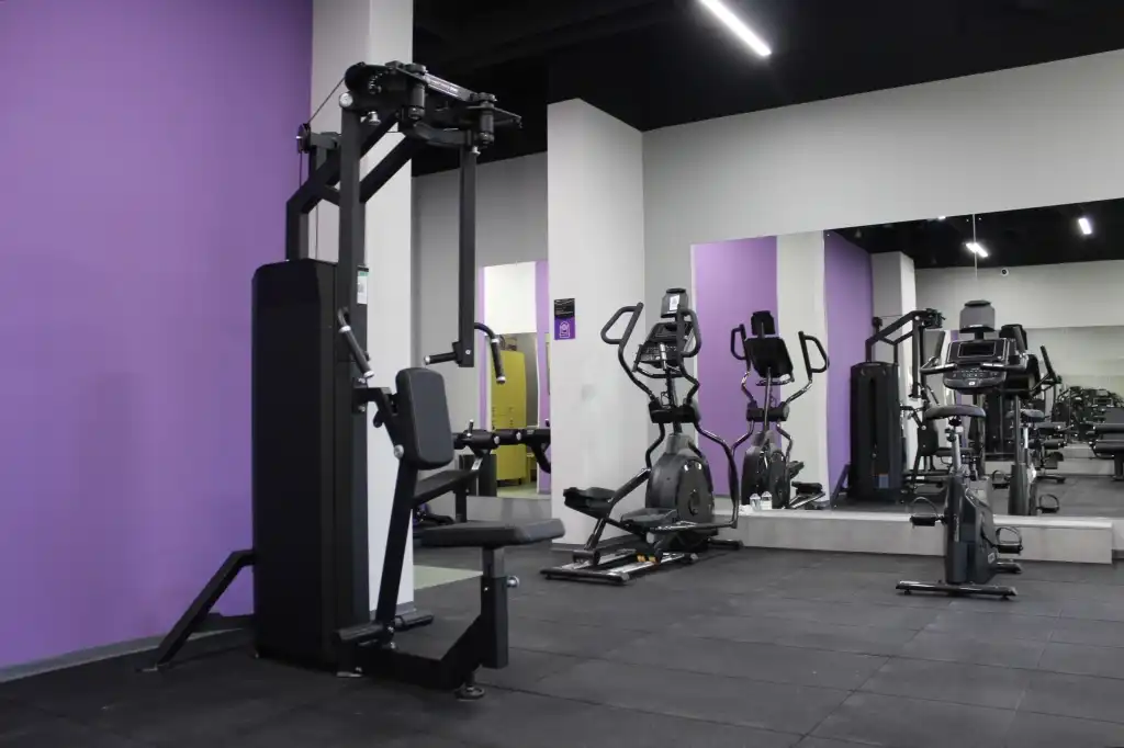 Зона кардио и зона блочных тренажеров